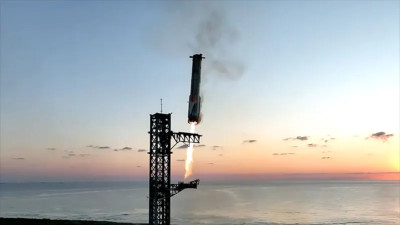 Starship Super Heavy booster caught by Mechazilla